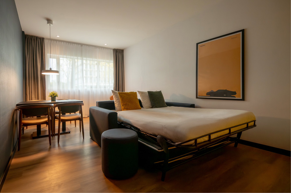 4-person studio bank uitgeklapt